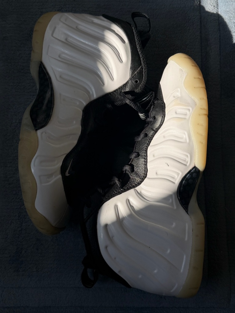 Excellent condition White  Nike Foamposities (Youtg size)